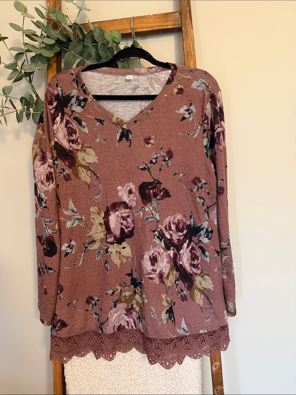 Floral Lace-Hem V-Neck  - Mauve Pink
